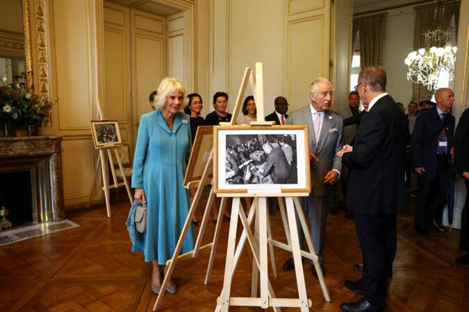 La reine Camilla et le roi Charles III découvrent des photos d'archives de la visite Elizabeth II à Bordeaux, ce vendredi 22 septembre 2023