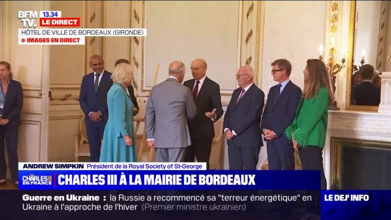 Le roi Charles III échange une poignée de main avec l'ancien Premier Ministre et ex-maire de la Ville Alain Juppé, à l'Hôtel de ville de Bordeaux, ce vendredi 22 septembre 2023