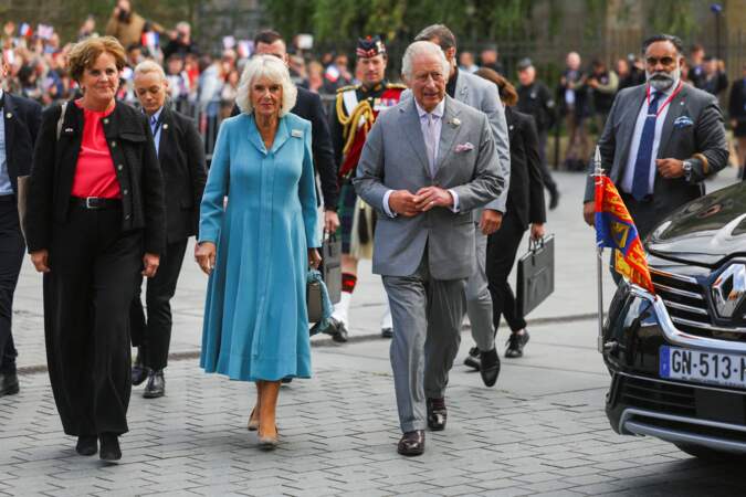 Le roi Charles III et la reine Camilla s'avancent vers l'Hôtel de ville de Bordeaux, ce vendredi 22 septembre 202"