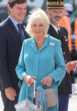 La reine Camilla élégante dans un manteau bleu turquoise lors de son arrivée à l'aéroport de Bordeaux-Mérignac, ce vendredi 22 septembre 2023