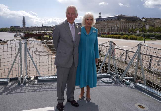 Le roi Charles III et la reine Camilla prennent la pose à bord du HMS Iron Duke, sur les quais de Bordeaux, ce vendredi 22 septembre 2023