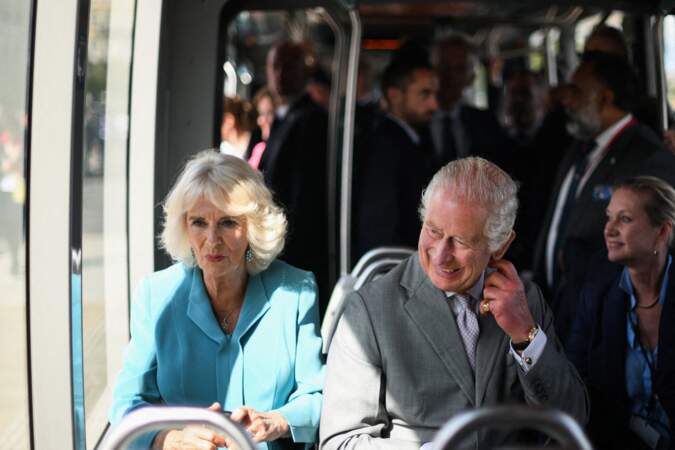 Le roi Charles III et la reine Camilla font un tour en tram, lors de leur visite à Bordeaux, ce vendredi 22 septembre 2023