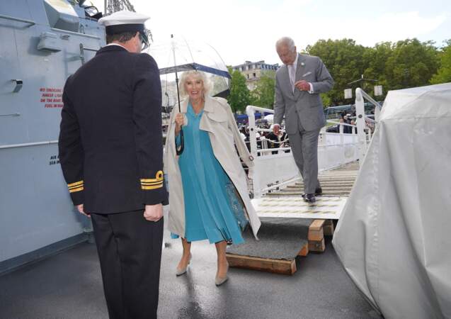 Protégée d'un parapluie, la reine Camilla monte à bord de la frégate  Iron Duke, sur le quai des Quiconces à Bordeaux, ce vendredi 22 septembre 2023