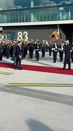 Le roi Charles III et la reine Camilla prennent la direction de leur avion pour quitter Bordeaux, ce vendredi 22 septembre 2023