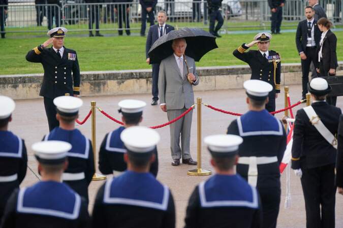 Le roi Charles III devant la Royal Navy sur les quais de Bordeaux, ce vendredi 22 septembre 2023