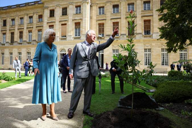 Le roi Charles III admire le chêne, planté dans les jardins de l'Hôtel de ville de Bordeaux, ce vendredi 22 septembre 2023