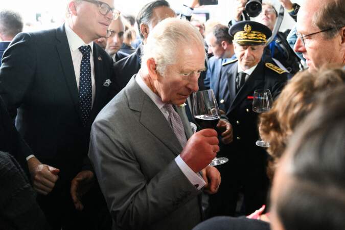 Le roi Charles III déguste un verre de vin rouge lors d'une visite à un festival présentant le meilleur des entreprises britanniques, françaises et bordelaises sur la place de la Bourse à Bordeaux, ce vendredi 22 septembre 2023