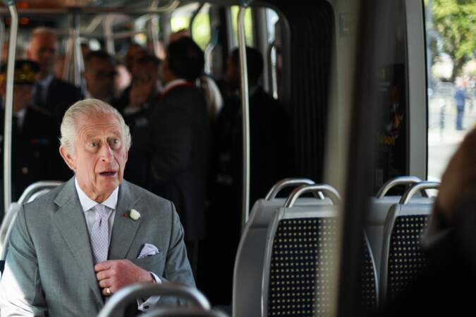 Le roi Charles III teste le tram, lors de sa visite à Bordeaux, ce vendredi 22 septembre 2023