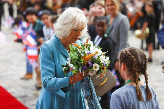 La reine Camilla reçoit un bouquet de fleur d'une petite fille sur le pas de l'Hôtel de ville de Bordeaux, ce vendredi 22 septembre 2023