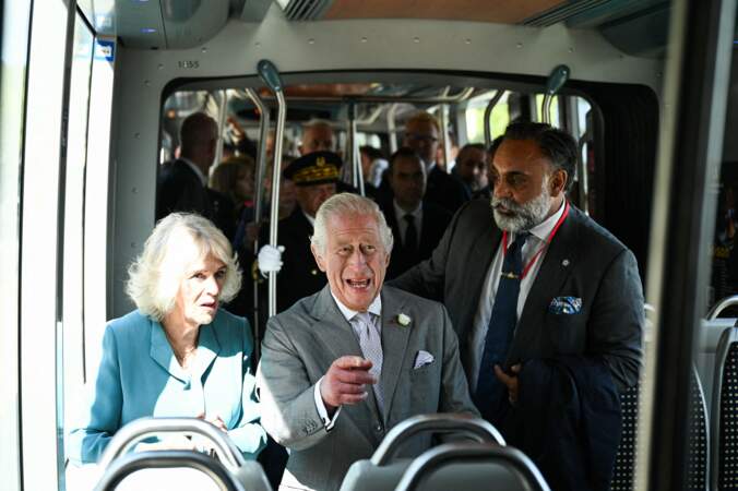 La reine Camilla et le roi Charles III hilare depuis le tram, lors de leur visite à Bordeaux, ce vendredi 22 septembre 2023