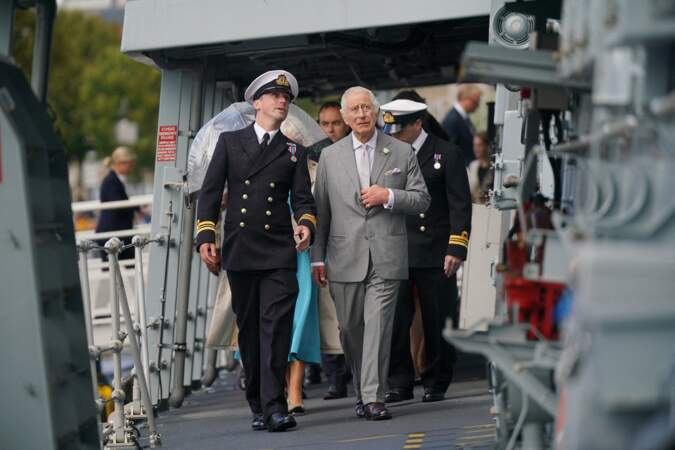 Le roi Charles III inspecte le navire de guerre HMS Iron Duke sur le quai des Quiconces à Bordeaux, ce vendredi 22 septembre 2023