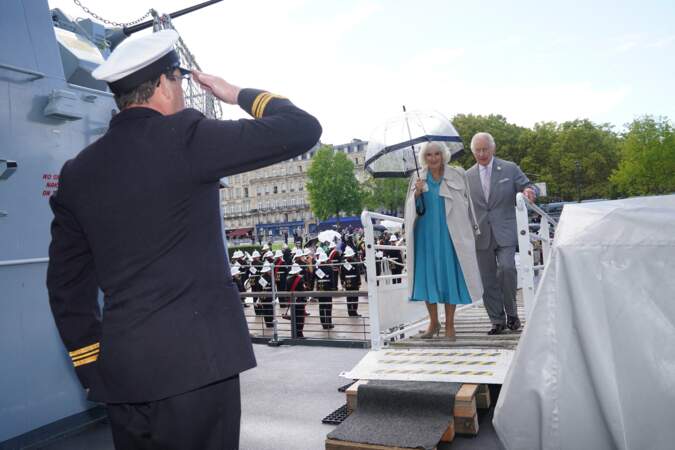 La reine Camilla et le roi Charles III montent à bord de la frégate  Iron Duke, sur le quai des Quiconces à Bordeaux, ce vendredi 22 septembre 2023