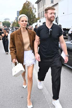 Leonie Hanne et son compagnon Alexander Galievsky arrivent au défilé Prada printemps-été 2024 lors de la fashion week de Milan