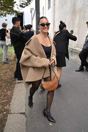 Karen Wazen arrive au défilé Prada printemps-été 2024 lors de la fashion week de Milan