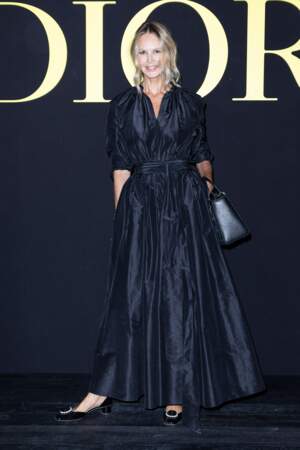 Elle Macpherson sur le photocall du défilé Christian Dior Printemps/Été 2024 lors de la Fashion Week de Paris 