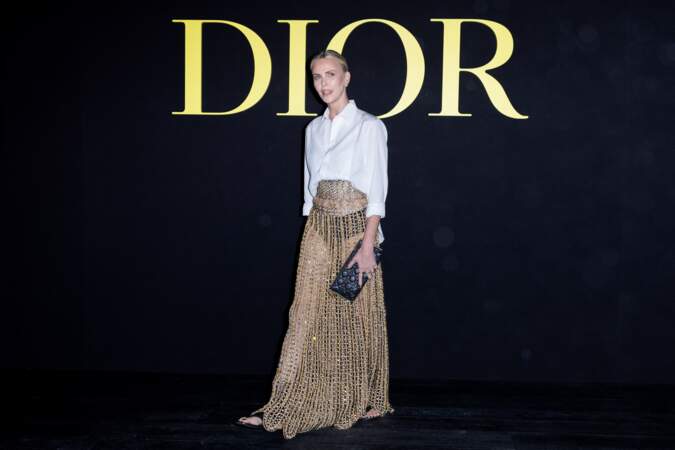 Charlize Theron sur le photocall du défilé Christian Dior Printemps/Été 2024 lors de la Fashion Week de Paris 