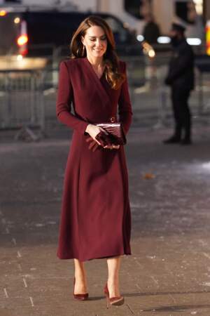Catherine (Kate) Middleton en robe manteau aubergine au concert de Noël le 15 décembre 2022