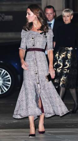 Catherine (Kate) Middleton en robe grise à carreaux à Londres le 10 octobre 2018