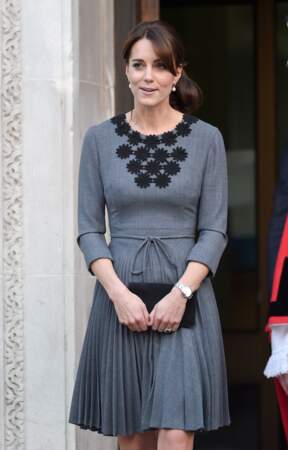 Catherine (Kate) Middleton à Londres le 27 octobre 2015 en robe plissée grise