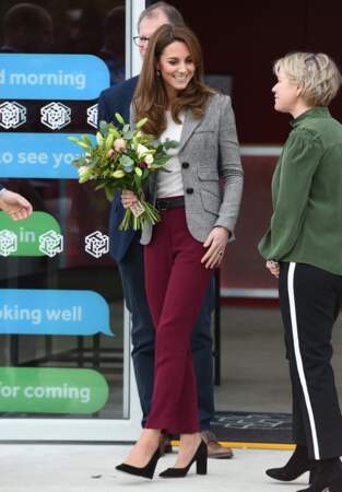 Catherine (Kate) Middleton en pantalon pourpre et veste grise à Londres le 12 novembre 2019