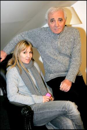 Charles Aznavour accompagné de sa fille Katia lors de la finale de la Star Academy 6 en 2006. 