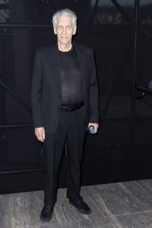 Le réalisateur canadien David Cronenberg s'est présenté en costume noir et t-shirt transparent au défilé Saint Laurent Printemps/été 2024, à Paris le 26 septembre 2023 