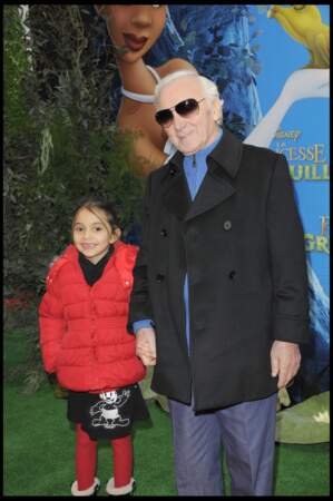 Charles Aznavour accompagné de sa petite fille, Leila, à l'avant-première du film "La princesse et la grenouille", à Paris, en 2010.