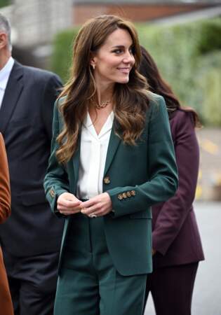 Catherine (Kate) Middleton à Leeds en tailleur vert forêt le 26 septembre 2023