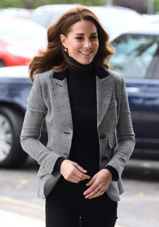 Catherine (Kate) Middleton en col roulé noir et veste grise le 30 octobre 2018