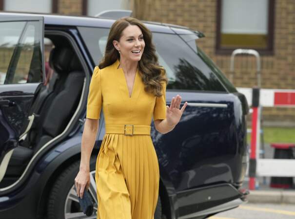 Catherine (Kate) Middleton en jaune moutarde le 5 octobre 2022 à Guildford