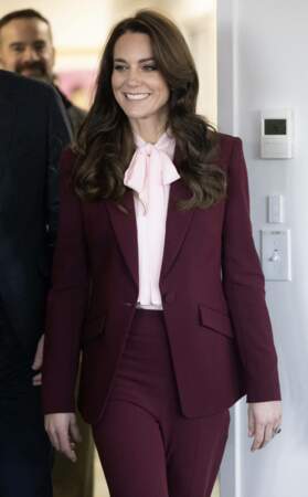 Catherine (Kate) Middleton en tailleur aubergine et blouse à col lavallière le 1er décembre 2022 à Boston
