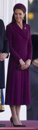 Catherine (Kate) Middleton à Londres le 22 novembre 2022 en robe manteau aubergine