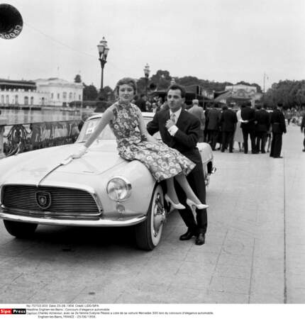 Charles Aznavour avec sa seconde femme, Evelyne Plessis, lors du concours d'élégance automobile, à Enghien-les-Bains, en 1956. 