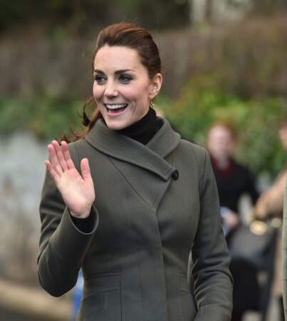 Catherine (Kate) Middleton le 20 novembre 2015 en manteau kaki