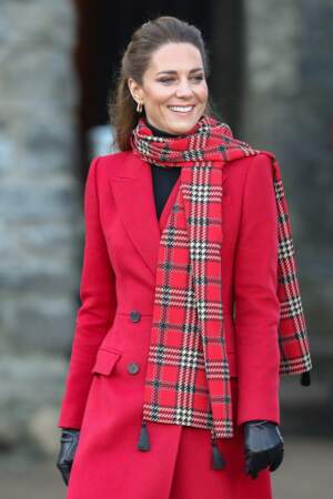 Catherine (Kate) Middleton en manteau rouge et écharpe en tartan le 8 décembre 2020
