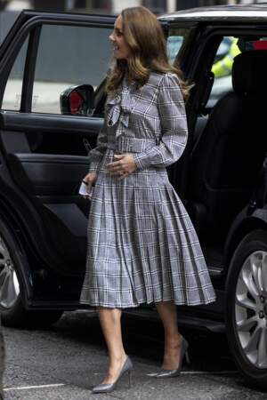 Catherine (Kate) Middleton en robe à carreaux et col lavallière le 5 octobre 2021