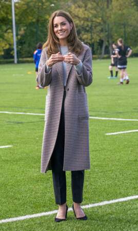 Catherine (Kate) Middleton en long manteau gris le 6 octobre 2020