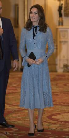 Catherine (Kate) Middleton en robe bleu ciel avec un petit noeud au col à Londres le 10 octobre 2017