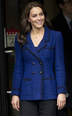 Catherine (Kate) Middleton en veste Chanel bleu profond le 13 octobre 2022 à Londres