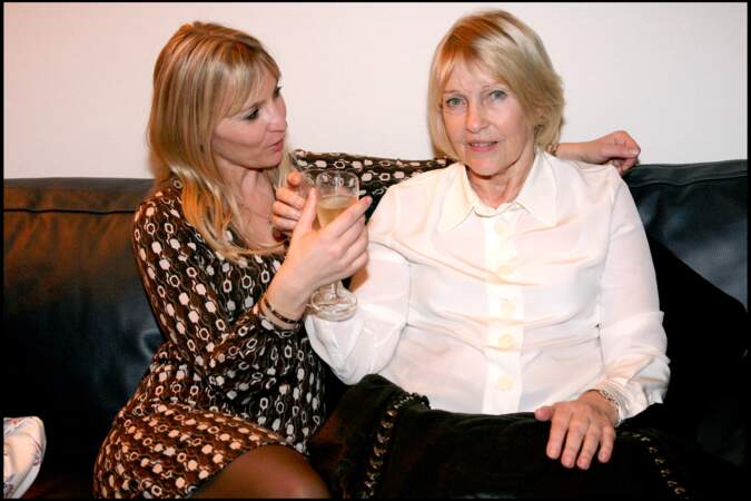 Ulla Aznavour complice avec sa fille Katia dans les coulisses d'un concert de Charles Aznavour, en 2007. 
