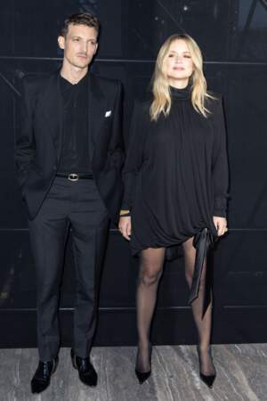 Virginie Efira s'est présentée au bras de son compagnon Niels Schneider, élégant dans un costume noir et chemise assortie