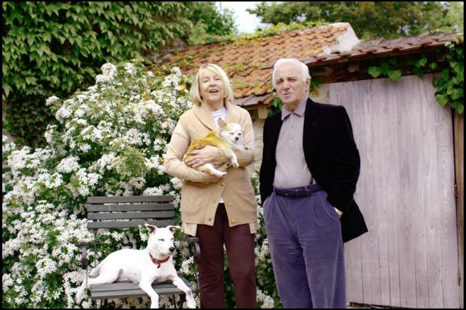 Charles Azanavour et Ulla photographiés dans leur maison dans les Yvelines aux côtés de leurs deux chiens.