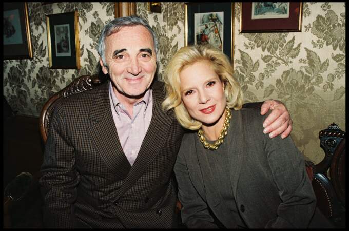 Charles Aznavour et Sylvie Vartan à l'occasion de la sortie du livre "Au-delà du miroir, la recherche intérieur", en 1995. 