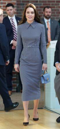 Catherine (Kate) Middleton en robe moulante grise le 2 déembre 2022 à Boston