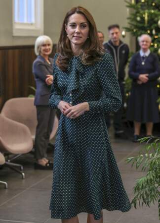 Catherine (Kate) Middleton en robe verte à col lavallière et imprimé à pois à Londres le 11 décembre 2018