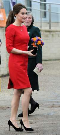 Catherine (Kate Middleton), en rouge vif à Norwich le 25 novembre 2014