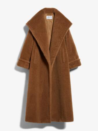 Manteau peignoir surdimensionné réalisé dans l’emblématique tissu Teddy en chameau sur une base en soie, Max Mara, 3 115€