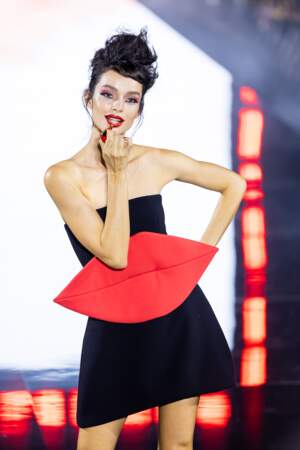 Luma Grothe arborait un chignon décoiffé lors du défilé "Walk Your Worth" de L’Oréal Paris, le 1er octobre 2023