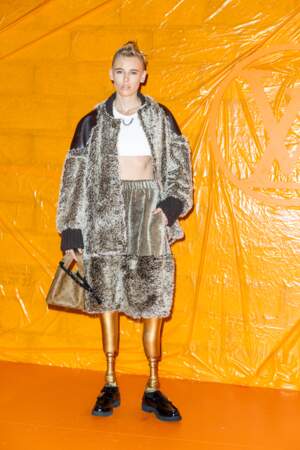 Lauren Wasset,  mannequin américain amputée des jambes en 2012 suite à un syndrome du choc toxique, au défilé Louis Vuitton printemps-été 2024 à Paris, le 2 octobre 2023 
