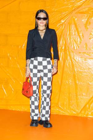 La DJette Peggy Gou en pantalon à carreaux au défilé Louis Vuitton printemps-été 2024 à Paris, le 2 octobre 2023 